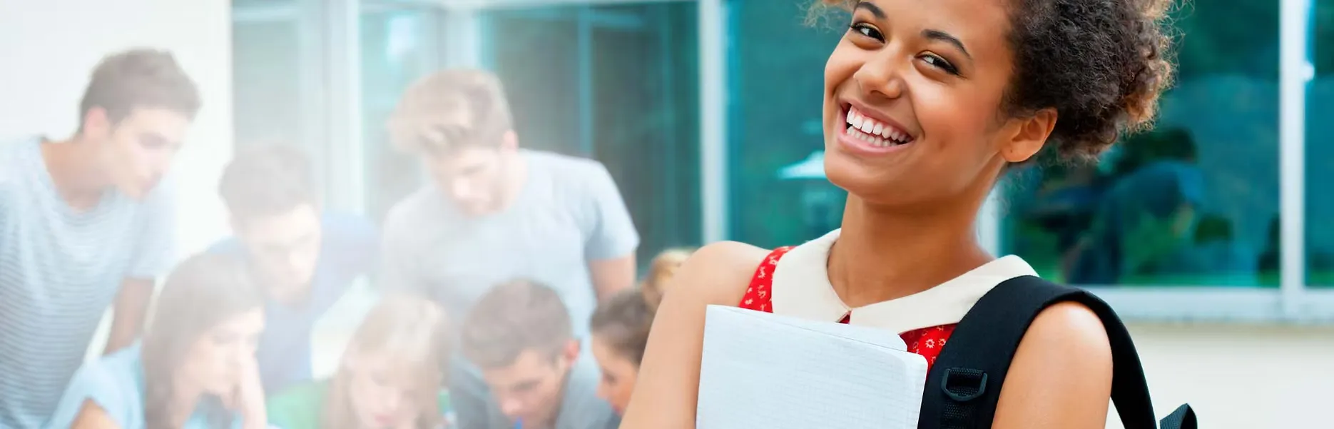 Adolescente confiante em ambiente escolar